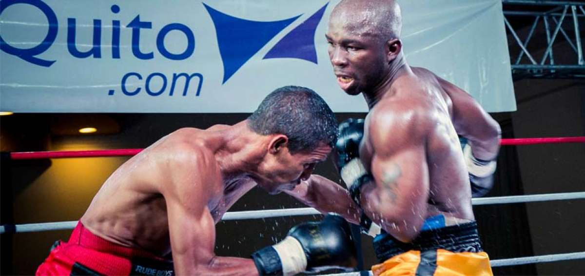 El ecuatoriano Julio &lsquo;Mem&iacute;n&rsquo; Cortez (der.) durante el combate contra el venezolano Jos&eacute; Luis Graterol.