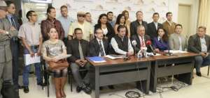 Representantes del  colectivo "Ciudadanos Unidos por la Vida" entregaron documentos de apoyo a los proponentes del juicio.