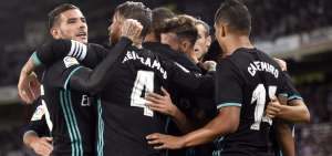 Real Madrid impide que el Barcelona se escape e iguala al Santos de Pel&eacute;