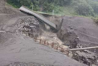 Tras el colapso del puente sobre el río Marker, Petroecuador comunicó la suspensión de operaciones del SOTE y del Poliducto Shushufindi Quito.
