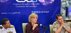 El comandante operacional de Fuerzas Armadas, Jacinto Linton; la alcaldesa Cynthia Viteri y el general V&iacute;ctor Ar&aacute;us, comandante de Zona 8.