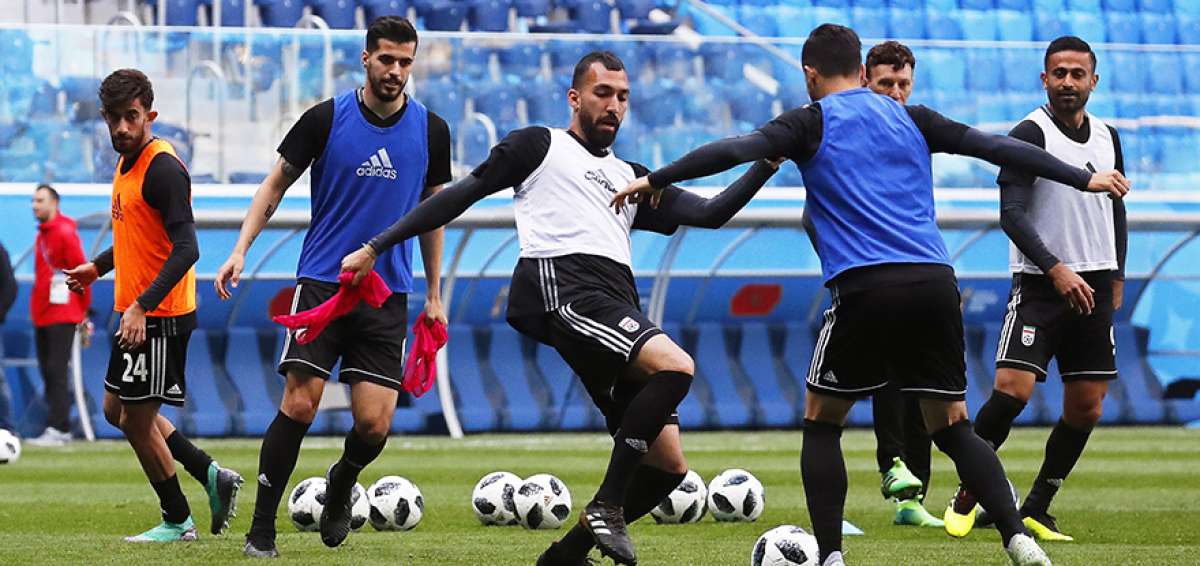 Los exponentes de Ir&aacute;n se hermanaron m&aacute;s tras la decisi&oacute;n de la marca deportiva Nike, su auspiciante, de dejar de proveerles los botines.