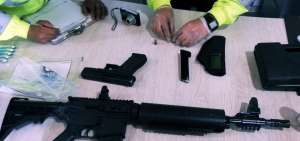 Agentes de la Polic&iacute;a Judicial levantan el parte policial con base a las armas encontradas.