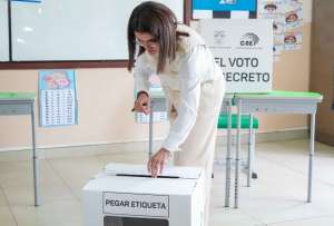 La vicepresidenta María José Pinto ejerció su derecho al voto en el norte de Quito. 