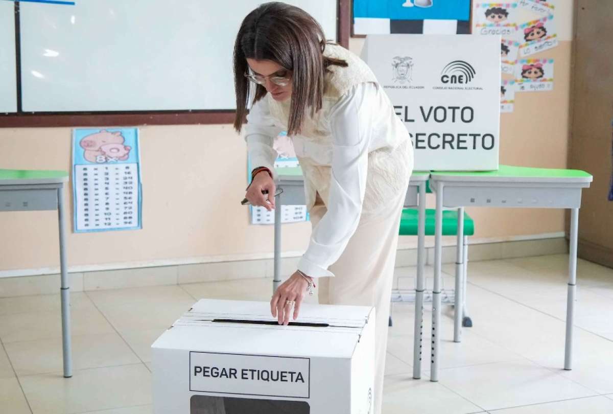 La vicepresidenta María José Pinto ejerció su derecho al voto en el norte de Quito. 