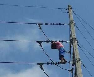Para salvar a la persona se tuvo que suspender el servicio de energ&iacute;a el&eacute;ctrica en el sector. Foto: El&eacute;ctrica de Guayaquil (Twitter)