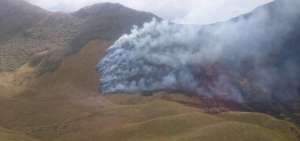 Las dificultades en el acceso a la zona del cerro Cochauco complicaron el combate del incendio forestal ocurrido ayer en el oriente de Quito.