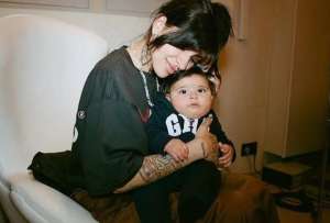 Julieta Emilia Cazzuchelli, conocida como Cazzu, junto a su hija. 