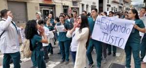 Estudiantes de Medicina protestaron en Quito y en Guayaquil.