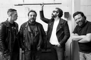 Estrellas del rock latino navegan en las Lagunas metales de Molotov
