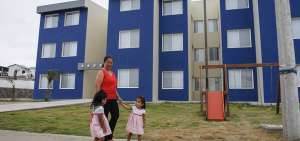 Mar&iacute;a Dolores Mendoza recorre con sus hijas, de 2 y 3 a&ntilde;os, las instalaciones de lo que es su nuevo barrio en Manta.