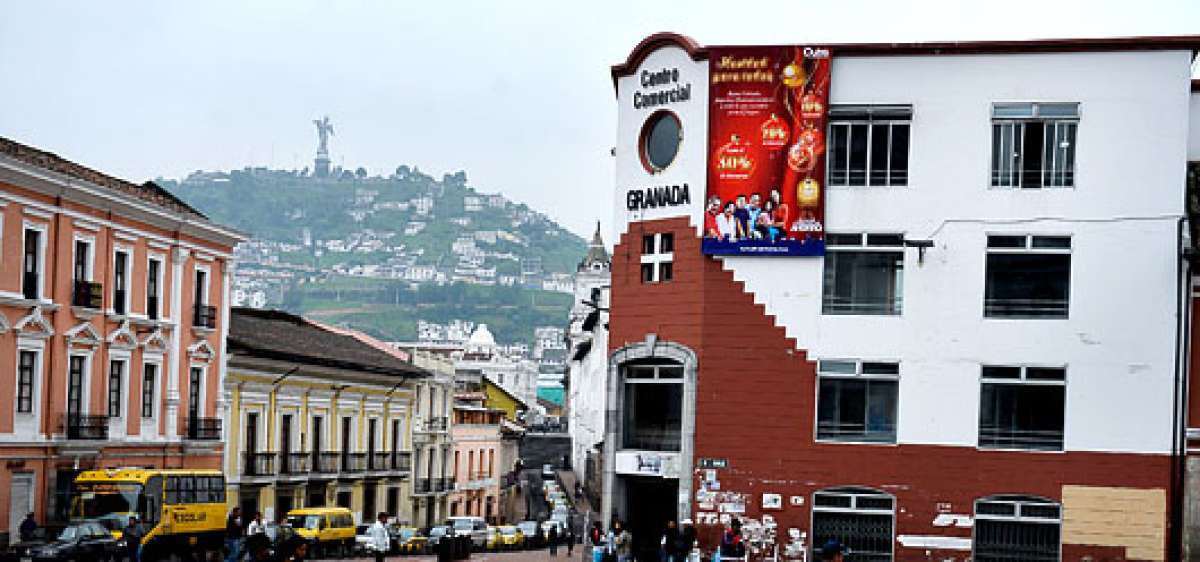 El Teatro Granada, hoy convertido en un centro comercial popular, fue uno de los espacios de proyecci&oacute;n de pel&iacute;culas que proliferaron en la ciudad a partir de mediados de los a&ntilde;os 50 del siglo anterior. Foto: &Aacute;lvaro P&eacute;rez |  El Tel&eacute;grafo