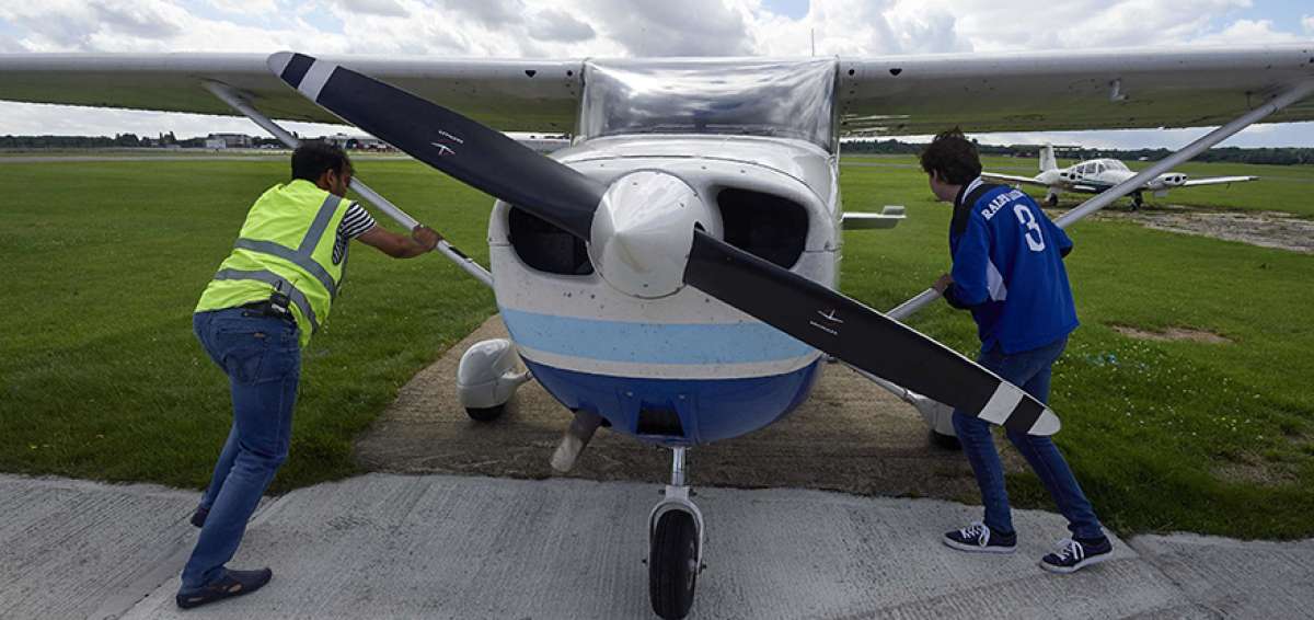 Adam Nicholas (d), de 27 a&ntilde;os, ayuda al piloto Somasekhara Pemmiredy a preparar la nave para el vuelo. 