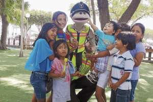 El polic&iacute;a "Paquito" se tom&oacute; fotos con los ni&ntilde;os en el Parque Central de Manta.