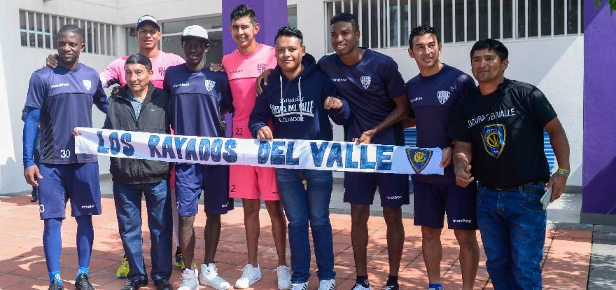 Los jugadores de IDV, de izquierda a derecha: Kenner Arce, Adri&aacute;n Bone, Janner Corozo, &Eacute;dison Realpe, Felipe Mej&iacute;a y Efr&eacute;n Mera se fotografiaron con hinchas.