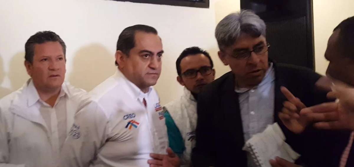 El periodista Patricio Carrera (der) fue agredido luego de una rueda de prensa de Andr&eacute;s P&aacute;ez, binomio de Guillermo Lasso.