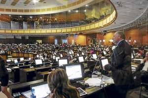 El presidente del organismo legislativo, Oswaldo Larriva, present&oacute; a los legisladores los cambios a la ley. Foto: John Guevara.