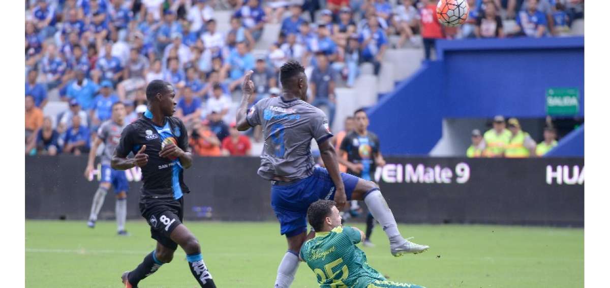 Emelec sigue peleando la punta al doblegar 2 por 0 a Macar&aacute;