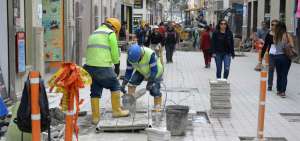 Las obras realizadas en el centro de la ciudad de Loja tienen un avance del 98%. Al momento se coloca se&ntilde;al&eacute;tica y el cableado es soterrado.