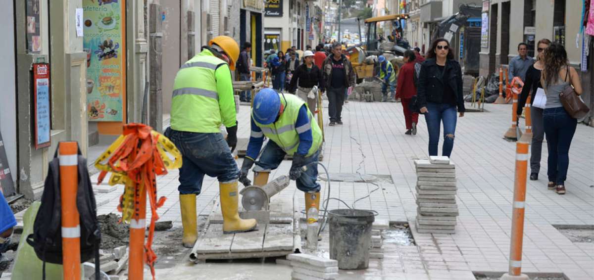 Las obras realizadas en el centro de la ciudad de Loja tienen un avance del 98%. Al momento se coloca se&ntilde;al&eacute;tica y el cableado es soterrado.
