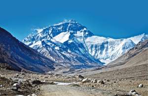 Muchos escaladores desembolsan miles de d&oacute;lares para garantizar su acceso a la cima de esta monta&ntilde;a, la m&aacute;s famosa del mundo.