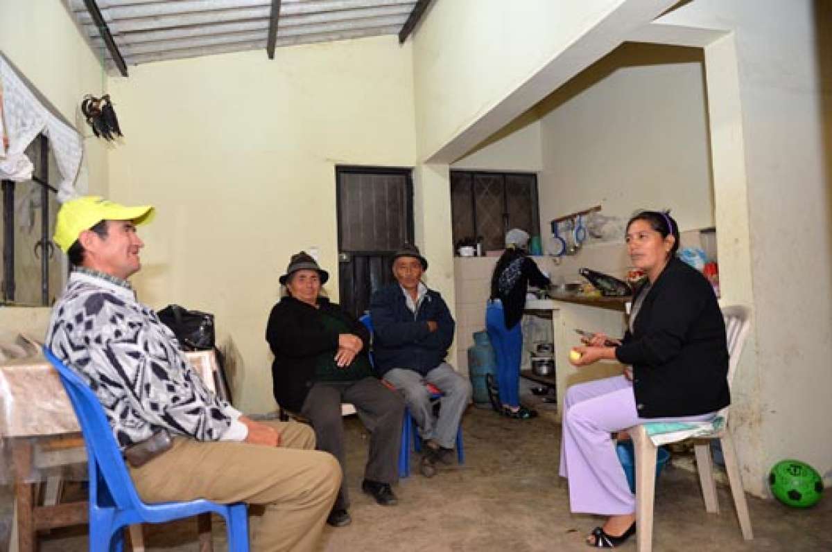 Luz Miranda, enferma de c&aacute;ncer, mitiga los dolores de su padecimiento y la soledad con las visitas de sus  hijos y el consuelo de su esposo. Fotos: Roberto Ch&aacute;vez│El Tel&eacute;grafo