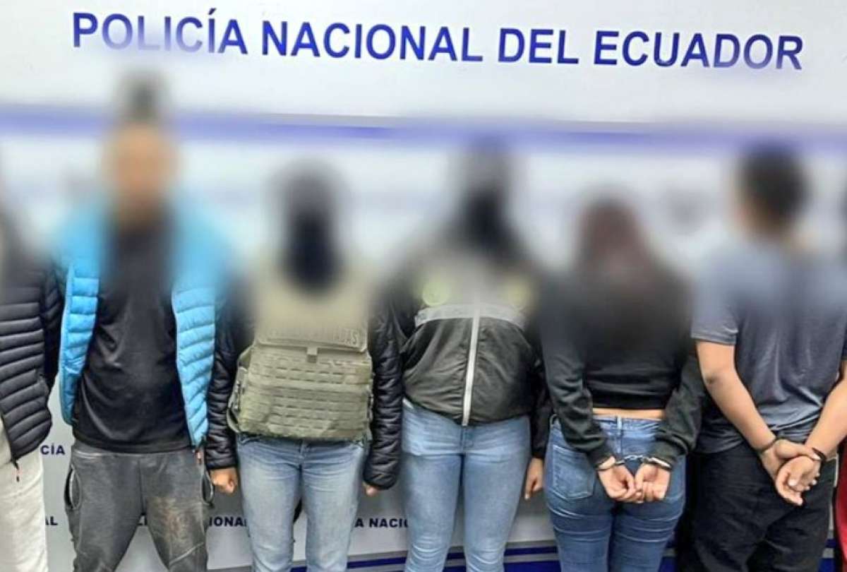 La Policía decomisó armas, droga y dispositivos electrónicos durante la operación en Ambato.