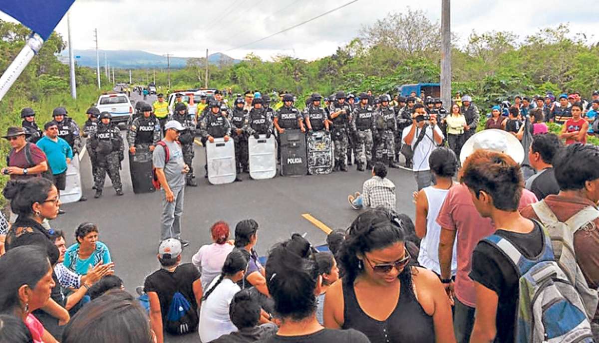 En la capital de las islas, en San Crist&oacute;bal, se concentraron una decena de personas a bloquear las v&iacute;as. Foto tomada del Twitter 