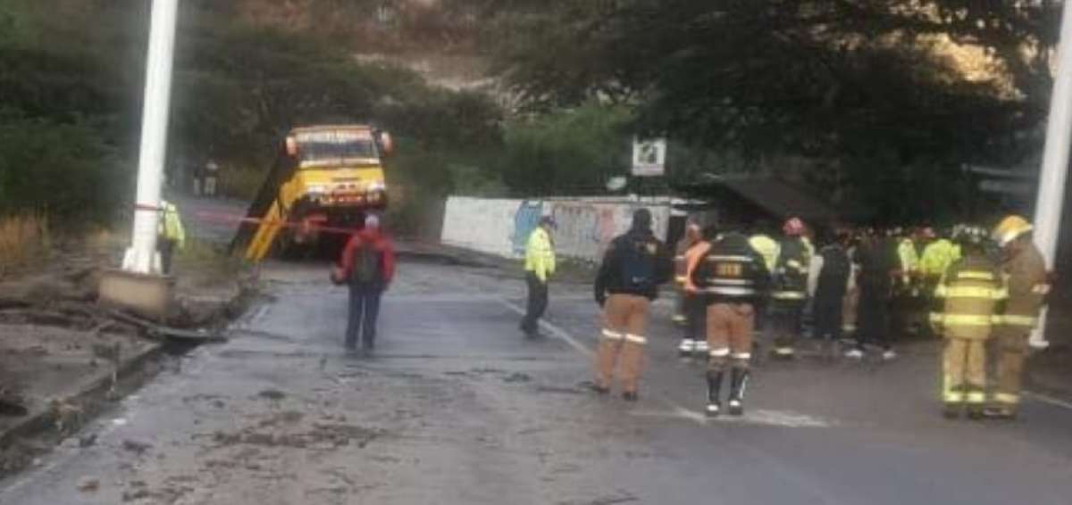 Personal de Bomberos y Polic&iacute;a Nacional apoyaron en la emergencia.