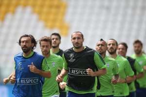 Giorgio Chiellini (de negro) durante un entrenamiento de la Juventus. FOTO: AFP