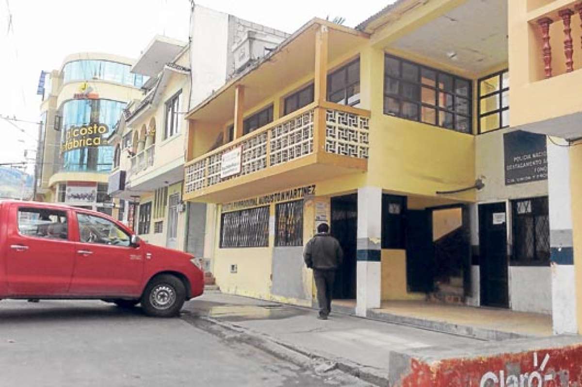 El inmueble de la Junta Parroquial de Augusto N. Mart&iacute;nez est&aacute; por derrocarse para construir un moderno edificio que agrupar&aacute; a diversos servicios en este sector. Foto: Jos&eacute; Miguel Castillo.
