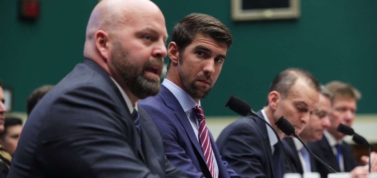 Michael Phelps (centro) compareci&oacute; ante una comisi&oacute;n de legisladores estadounidenses. 