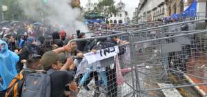 En Cuenca las manifestaciones violentas se registraron en los exteriores de la Gobernaci&oacute;n. 