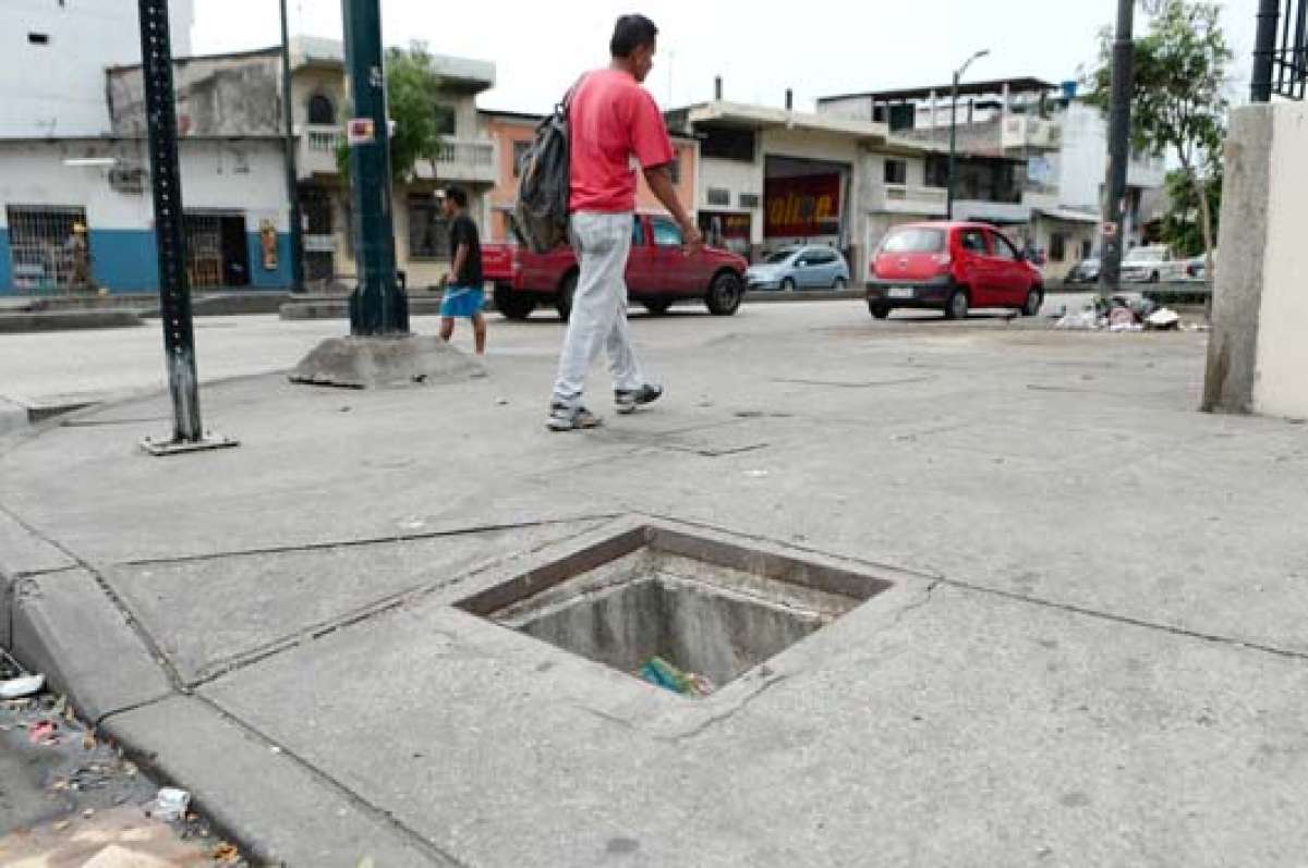 En la 29 y El Oro, los vecinos denunciaron el robo de una tapa de alcantarilla, sustra&iacute;da hace algunos meses, y a&uacute;n no es repuesta. Foto: William Orellana