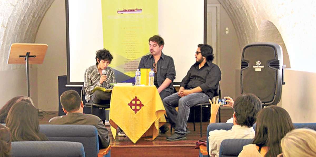 Yaxkin Melchy, H&eacute;ctor Hern&aacute;ndez Montecinos y Ernesto Carri&oacute;n en la presentaci&oacute;n del libro. Foto: Diego Cuenca/UCSG