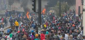 En la jornada del paro nacional de octubre pasado, cientos de personas irrumpieron violentamente en el Palacio Legislativo. Hubo da&ntilde;os materiales.