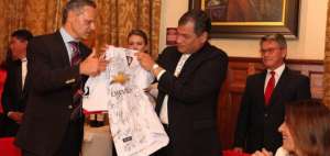 Correa recibe de manos de Esteban Paz una camiseta del equipo 'albo' firmada por toda la plantilla.