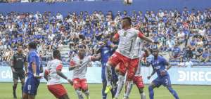 Jugadores de Emelec y Fuerza Amarilla disputando el bal&oacute;n.