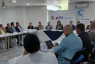 La ministra Alegría Crespo se reunió con gremios educativos para abordar la creciente inseguridad en las instituciones. Se prioriza la protección de 365 escuelas ubicadas en zonas de alta violencia.