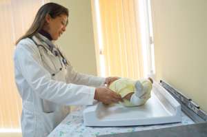 Camilita, de 2 meses de edad, fue una de las primeras pacientes del nuevo centro de salud tipo C ubicado en el barrio La Tebaida, en Salcedo. Silvia Osorio / El Tel&eacute;grafo