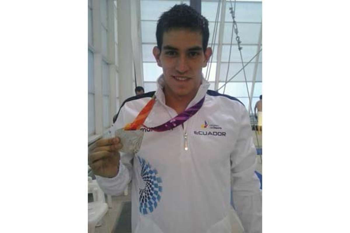 Esteban Enderica mostr&oacute; la medalla obtenida ayer. Foto: @DeporteEc