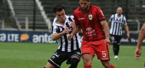 Queiroz (camiseta negro con blanco) jugando un partido con Montevideo Wanderers.