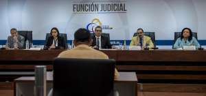 Ante el Consejo de la Judicatura, presidido por Gustavo Jalkh (centro), ayer acudieron acusadores y acusados. 