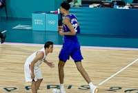 Épica imagen en los Juegos Olímpicos de París 2024 de jugadores de las selecciones de Francia y Japón. 