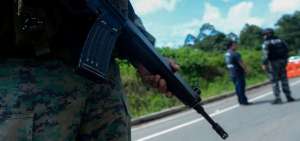 Militares ecuatorianos realizan controles permanentes en la zona fronteriza norte.