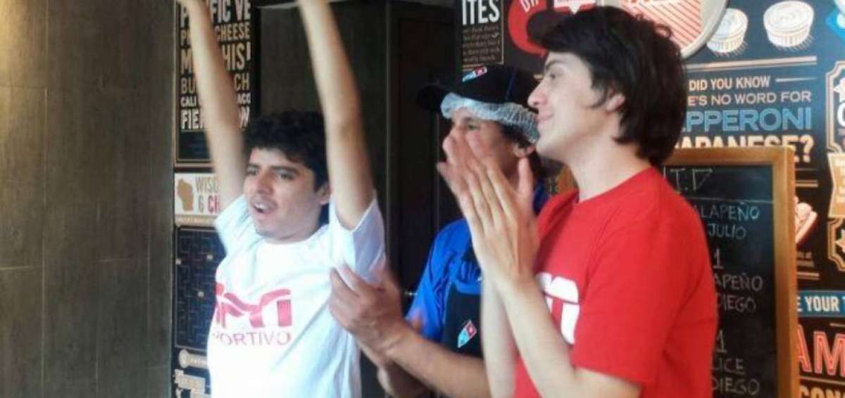 El actor Diego Ulloa (izq), anunci&oacute; nuevas actividades de Enchufe TV y el programa SPN deportivo. 