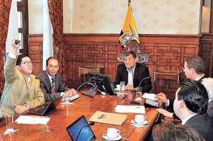 La reuni&oacute;n entre el presidente Rafael Correa y el alcalde Mauricio Rodas (der.) se realiz&oacute; ayer en la tarde. Foto: Cortes&iacute;a / Presidencia de la Rep&uacute;blica.