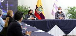 El presidente Len&iacute;n Moreno y el ministro de Telecomunicaciones, Andr&eacute;s Michelena (al fondo), se reunieron con radiodifusores.