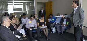 Eduardo Barbosa, t&eacute;cnico del CPCCS-Guayas, explica a los participantes la metodolog&iacute;a de trabajo.