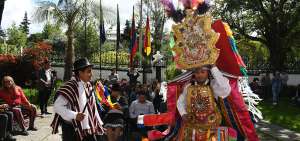 &rarr;H&eacute;ctor Gavilema (designado alcalde para el Corpus Christi) y Cristian Zamora (danzante) realizan una demostraci&oacute;n en Cuenca. 